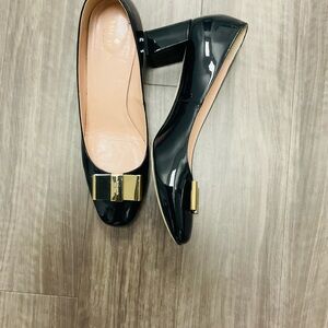 kate spade new york Women's Bow Slip-On Pumps 10 M Shiny Black And Gold 2.5”